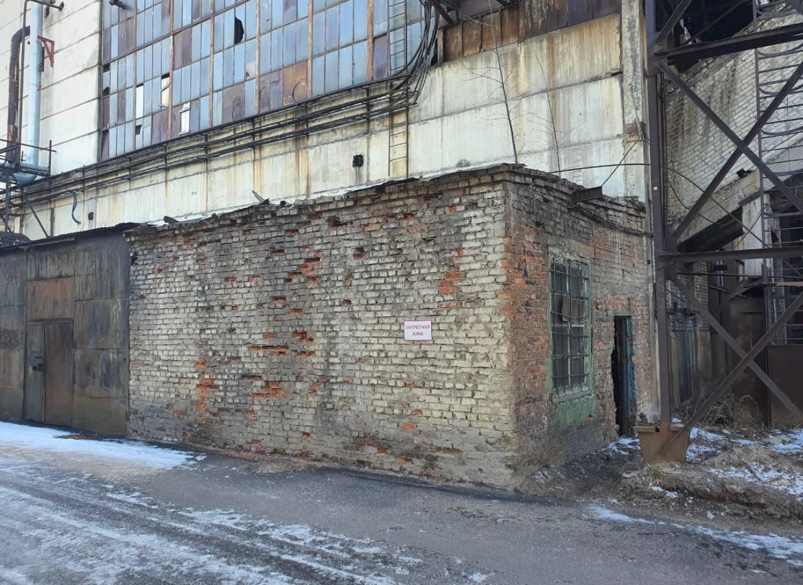 Кирпичное строение на заводе до демонтажа